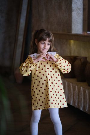 Sarı Puantiyeli Bebe Yaka Elbise (Beyaz & Nakışlı Yaka)