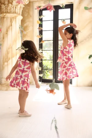 Pembe Kuş Desenli Kız Çocuk 2’li Yazlık Takım (Kolsuz Üst + Etek)